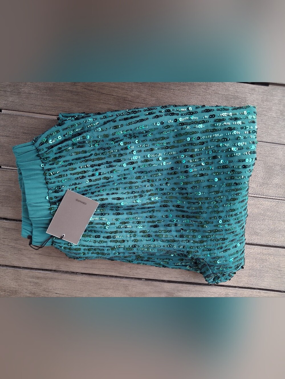 Emerald-green sequin jogger pants featuring an elastic waistband and cuffed ankl